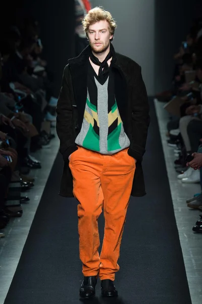 Look 16